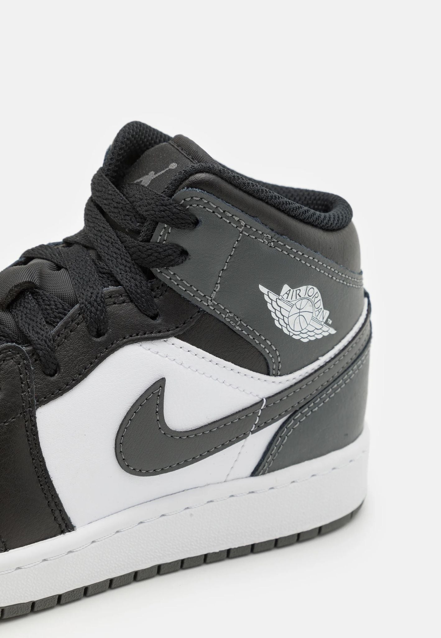AIR JORDAN 1 MID (šedá-čierna)