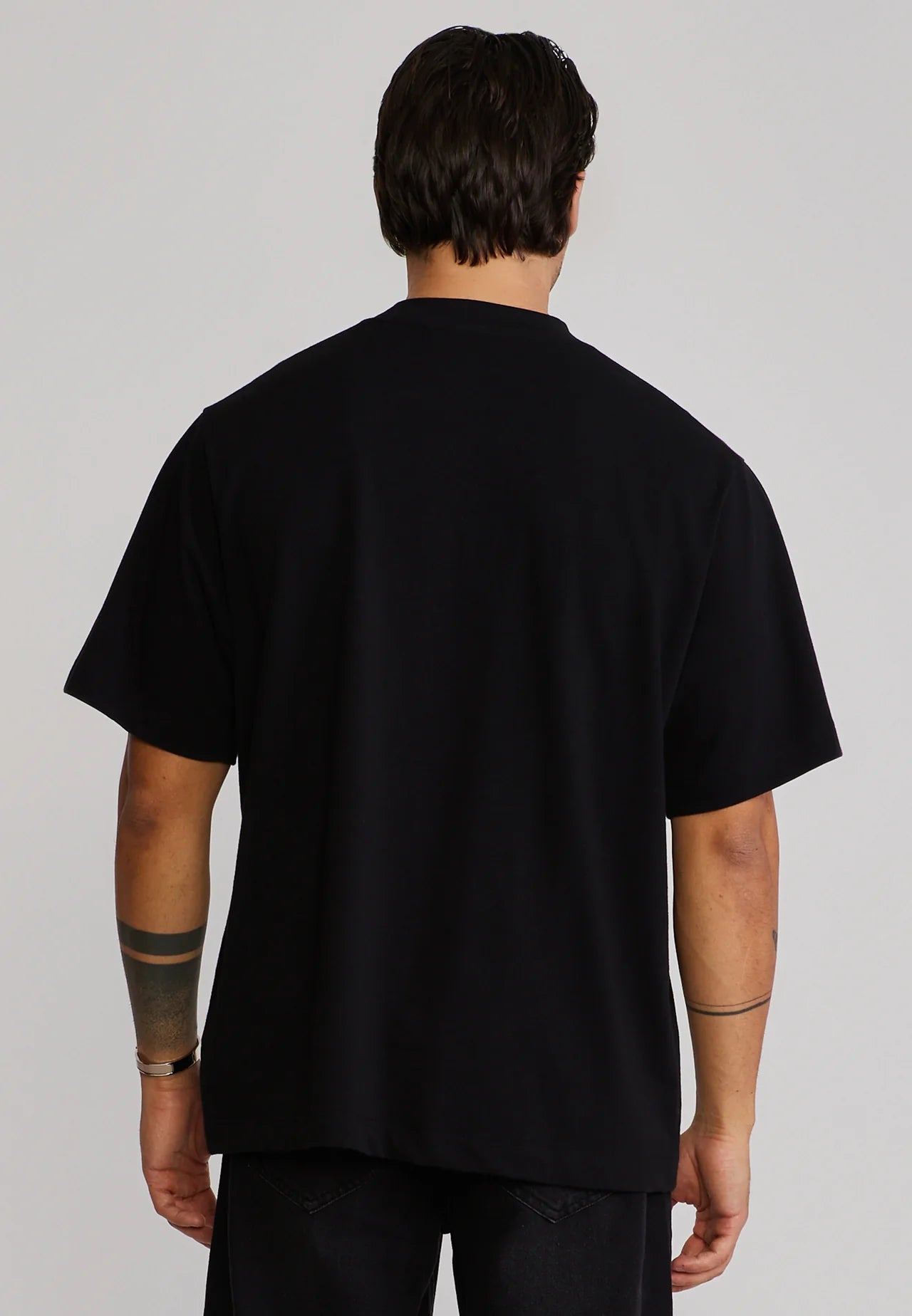 SIKSILK ‘S’ Čierne Grafické Tričko