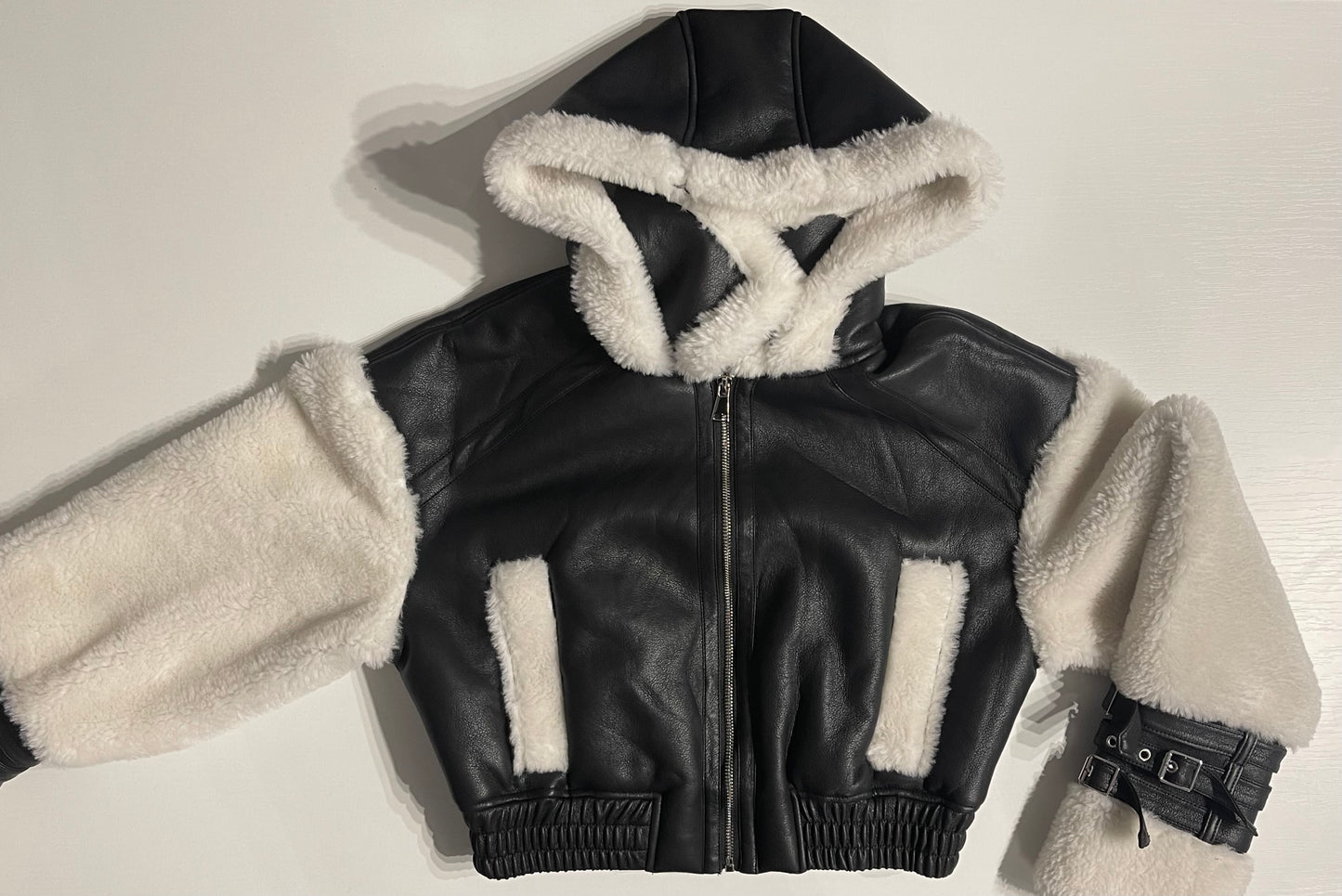 Dámska koženková bunda s kožušinou - čierna