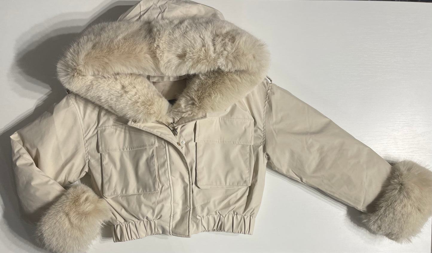 Dámska zimná bombera s kožušinkou - krémová biela