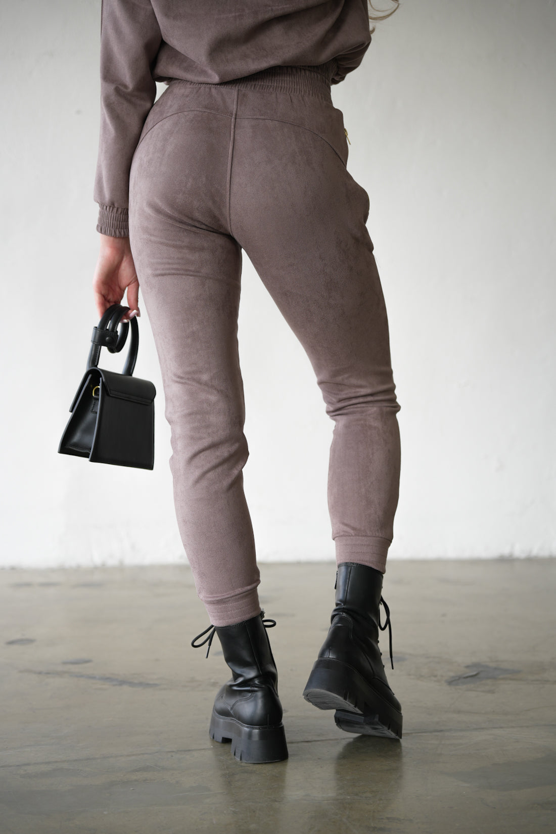Zadný pohľad na dámsku semišovú súpravu BG Couture – model New Essentials, svetlohnedá farba.