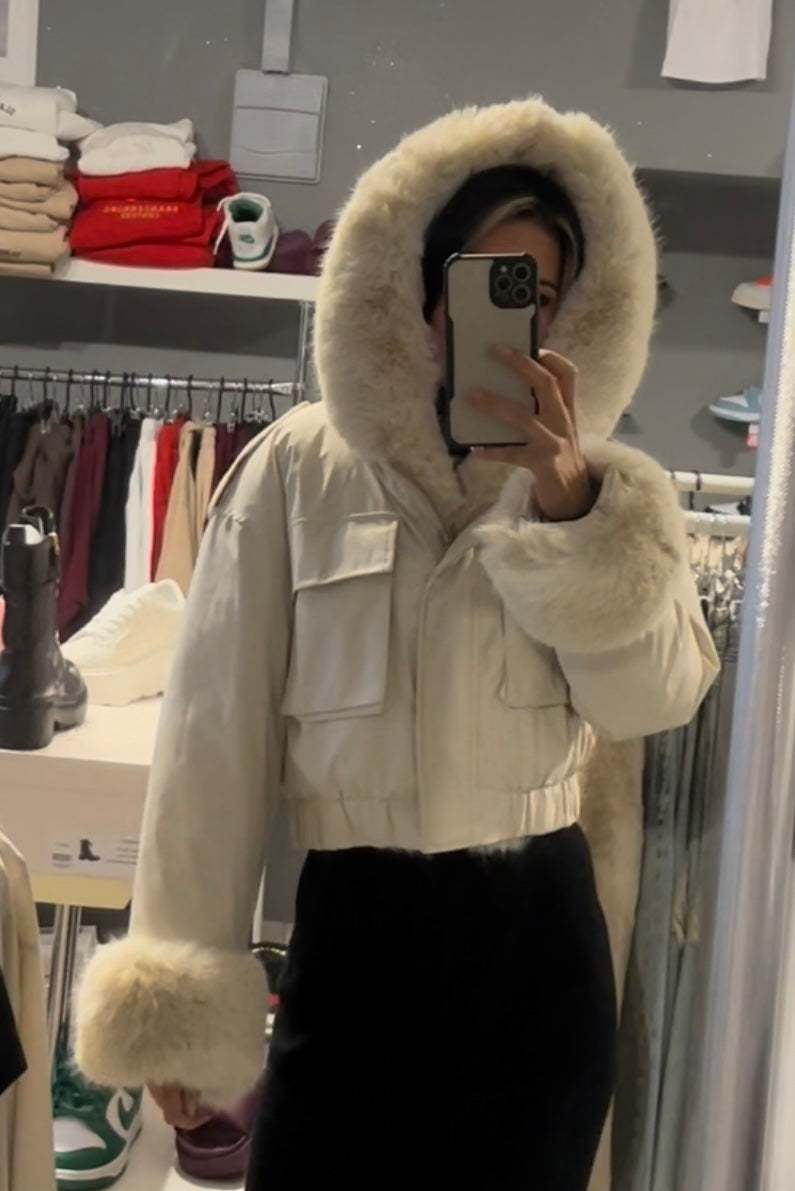 Dámska zimná bombera s kožušinkou - krémová biela