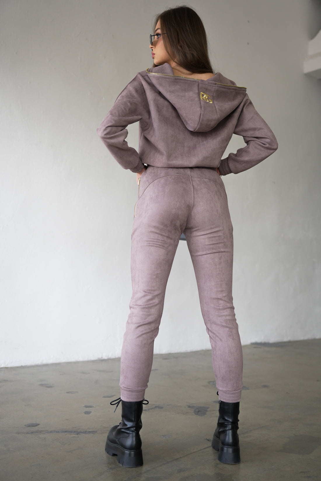 Zadný pohľad na dámsku semišovú súpravu BG Couture – model New Essentials, svetlohnedá farba.