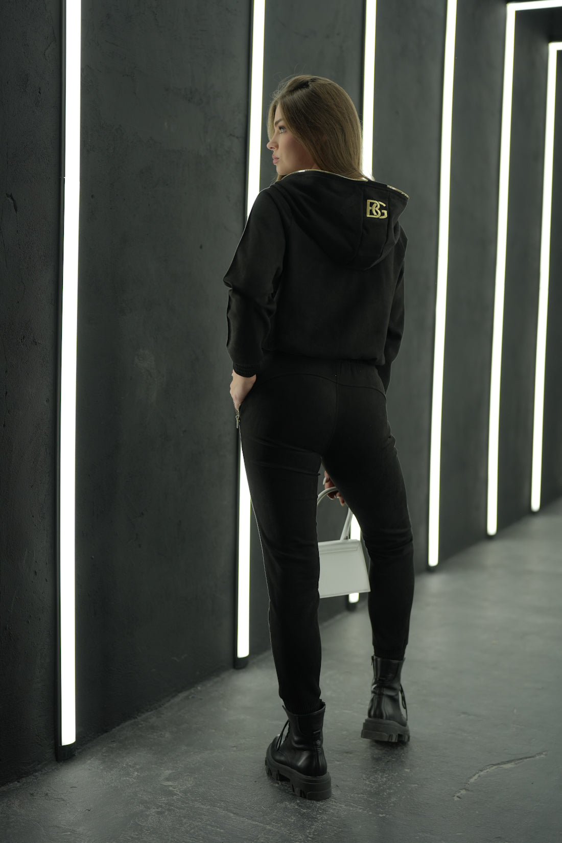 Zadný pohľad na dámsku súpravu BG Couture – model New Essentials, čierna farba.
