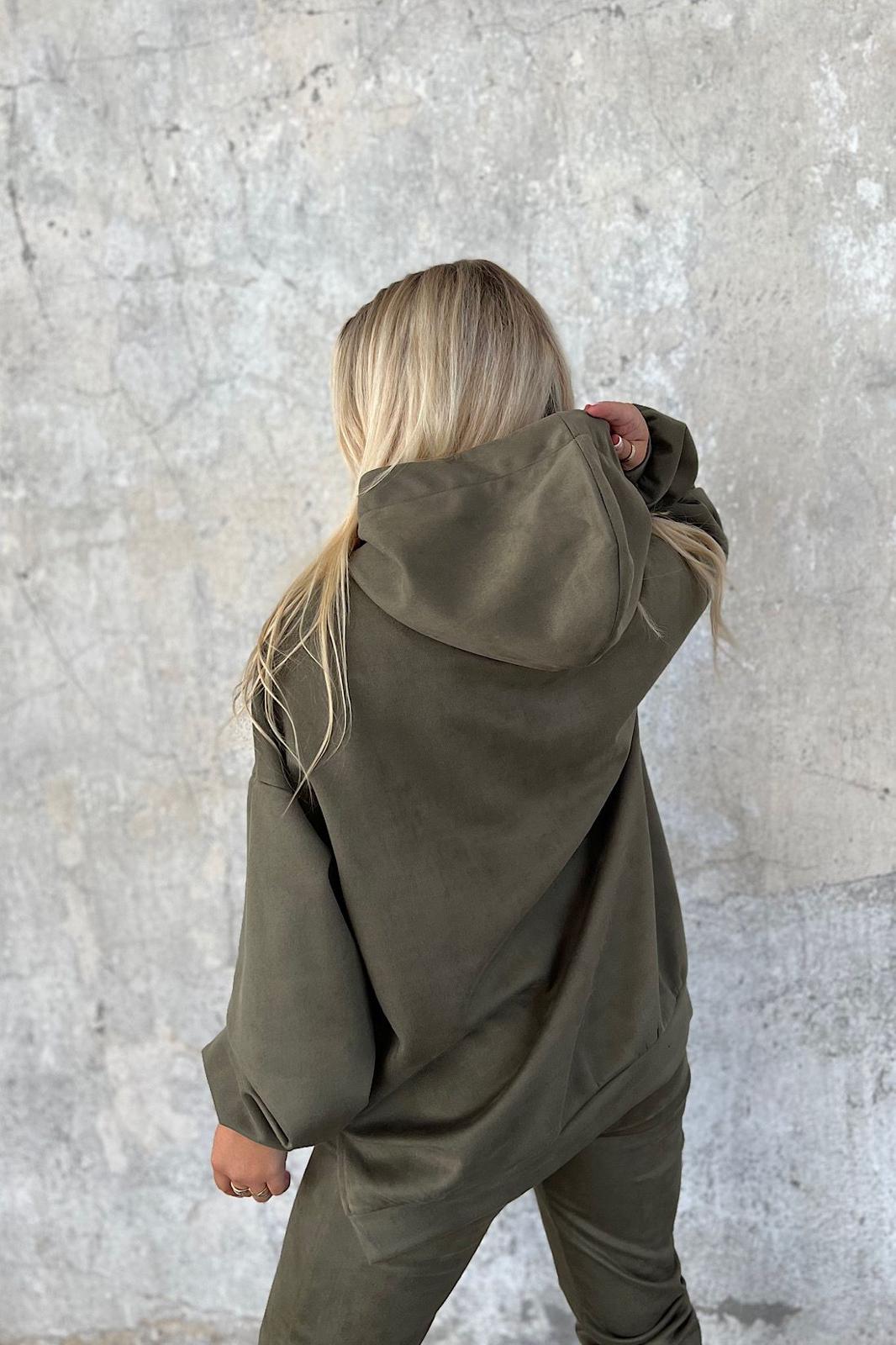 Zadný pohľad na dámsku semišovú teplákovú súpravu BG Royal Suede, elegantný oversize strih v khaki farbe.
