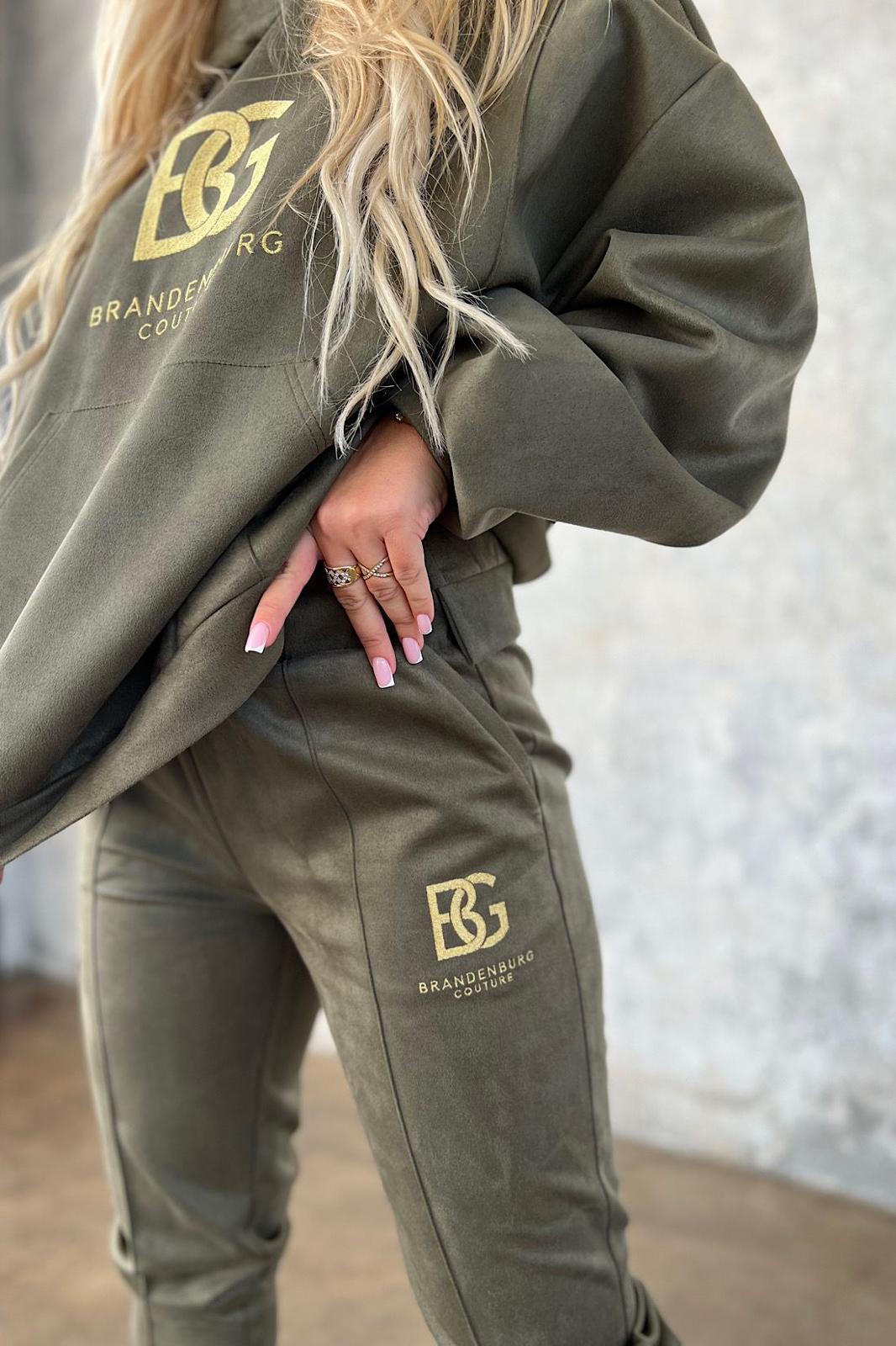 Detail textúry mäkkého semišového materiálu dámskej súpravy BG Royal Suede v khaki farbe.