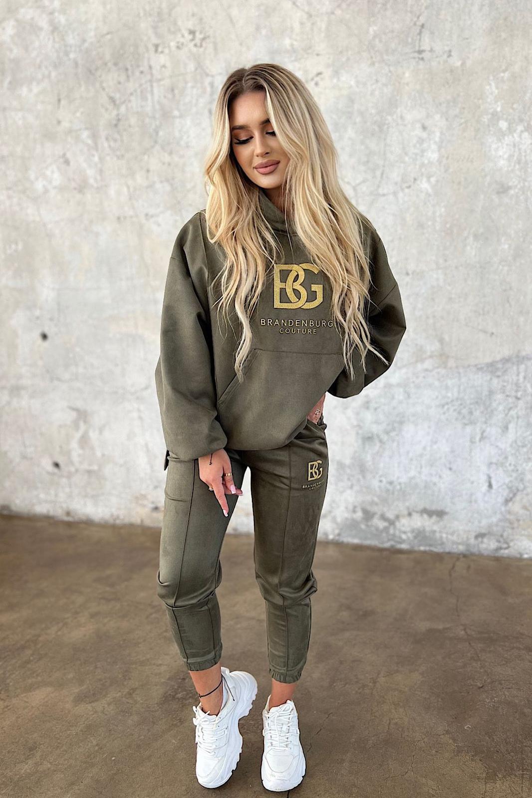 Detail textúry mäkkého semišového materiálu dámskej súpravy BG Royal Suede v khaki farbe.
